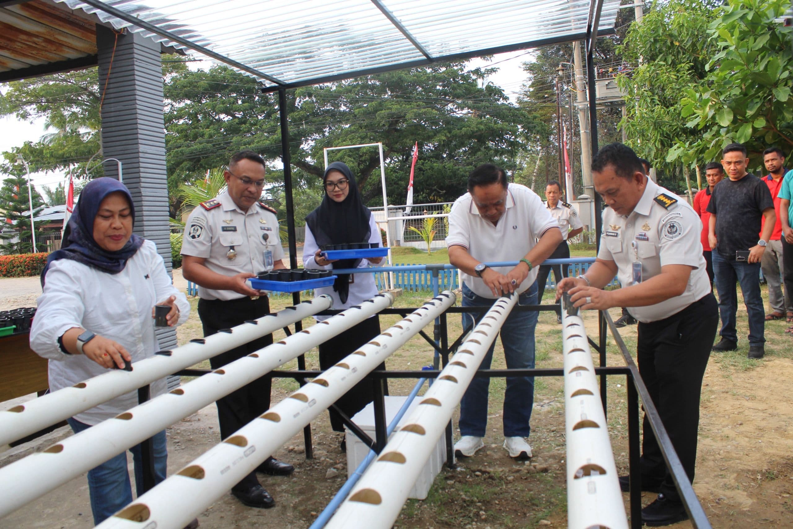 Dukung Ketahanan Pangan, Kakanwil Ditjenpas Aceh Ikut Tanam Pakcoy dan Panen Udang di Lapas Idi